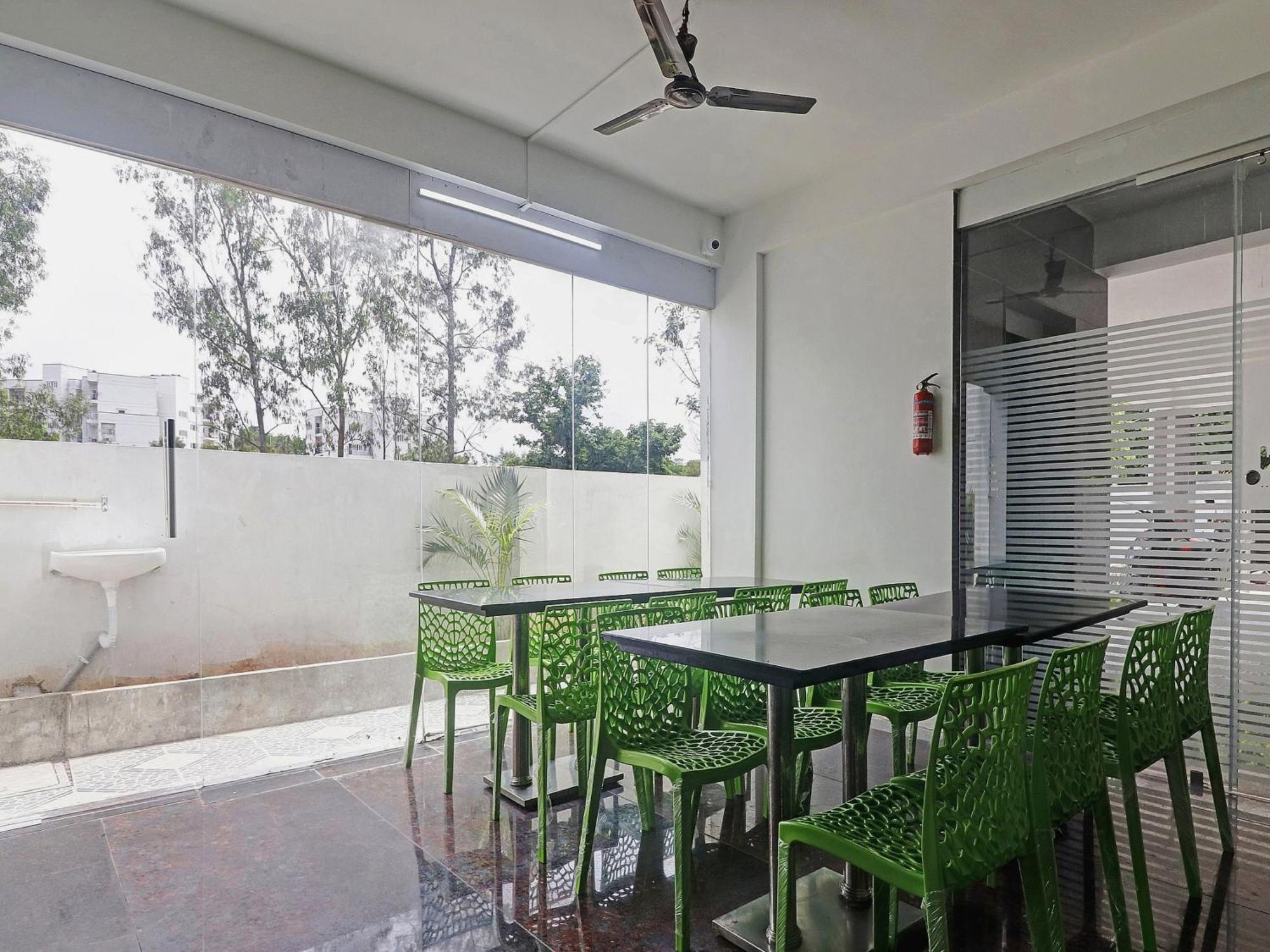 Super Capital O Srinika Inn Gachibowli Exterior foto